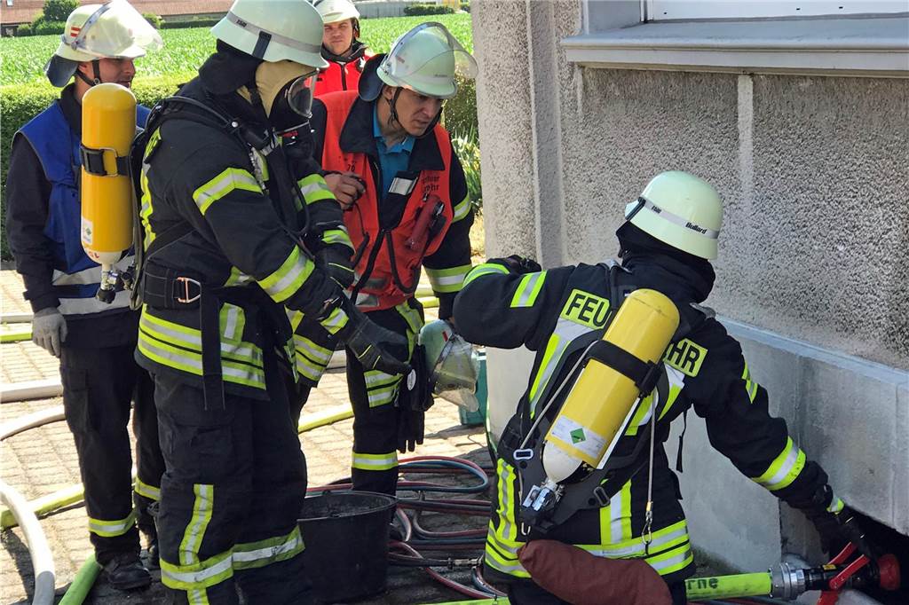 Auslastung der Feuerwehr: Lässt sich die Zahl der Einsätze reduzieren? Die Feuerwehr im Einsatz - in diesem Fall bei einem Kellerbrand.