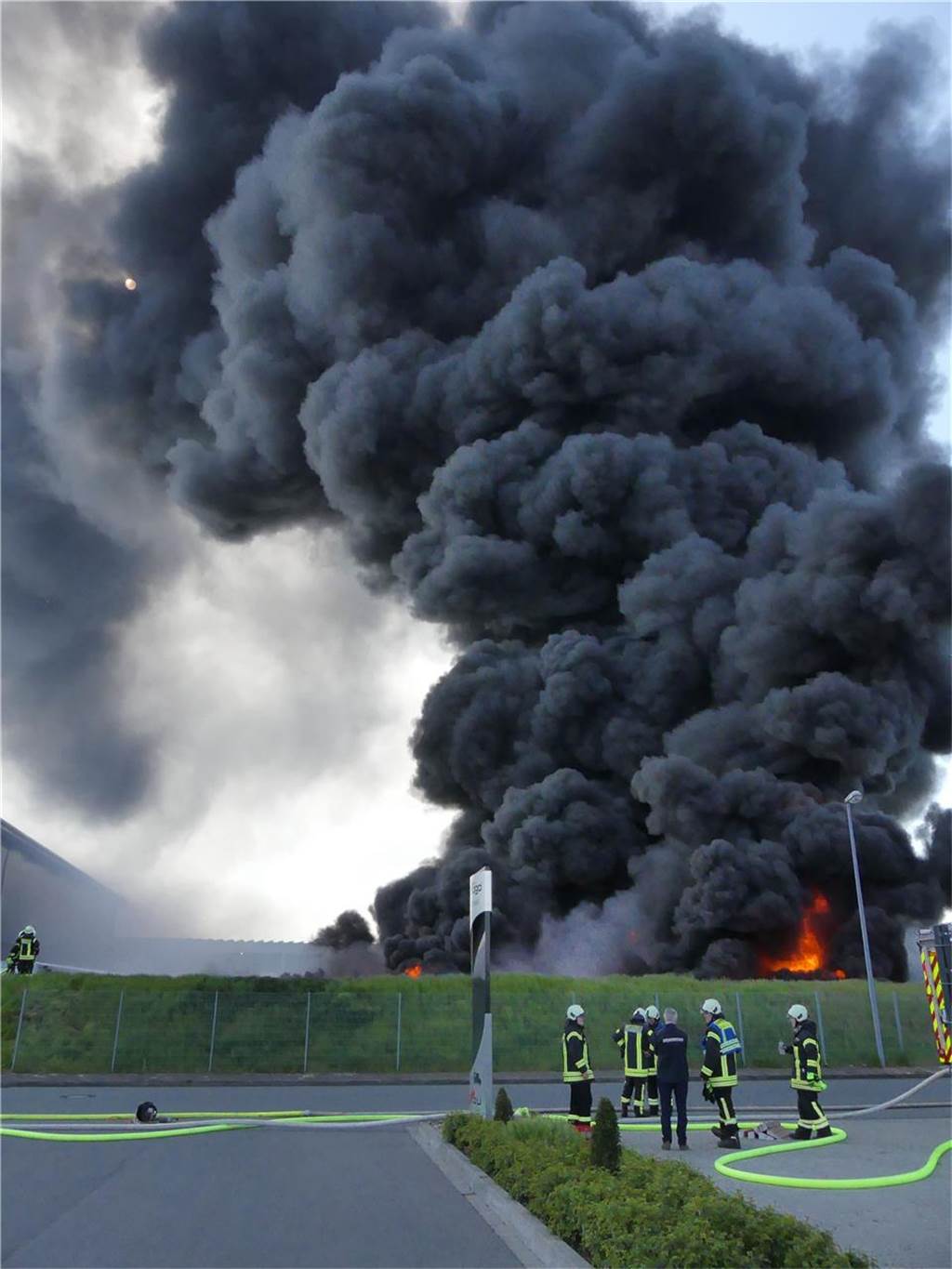 Nachlöscharbeiten in Ochtrup dauern an: Feuerwehr Heek war vor Ort Feuerwehr Großbrand Ochtrup Rauch in Heek