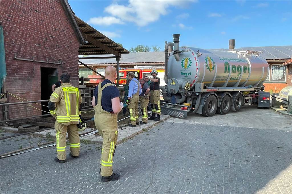 Feuerwehr musste Kühe retten: Tiere waren in Güllekeller eingebrochen Die Feuerwehr in Raesfeld musste den Güllekeller auspumpen, um die sieben Kühe zu retten.