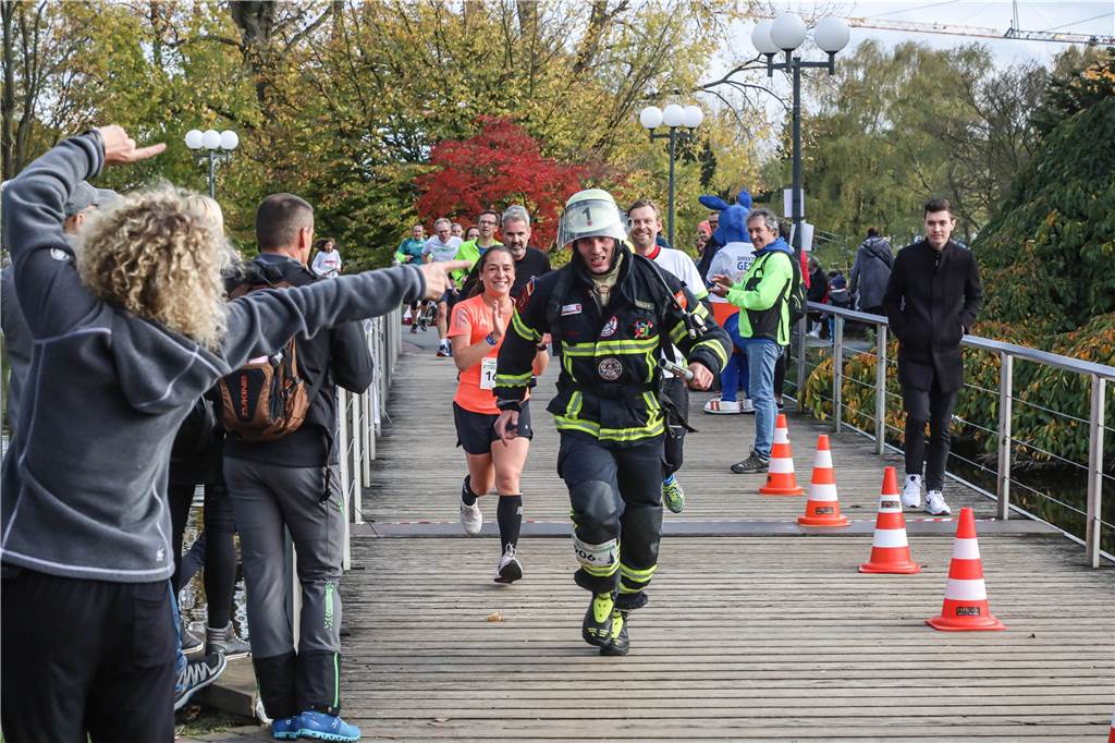 Mehr als 200 Bilder und die Sieger des Dortmunder Parklaufs im Westfalenpark Die Feuerwehr in voller Montur.