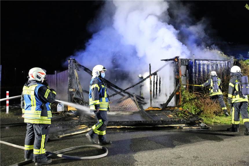 Feuer an der Tennishalle: Brandstiftung nicht ausgeschlossen Die Feuerwehr ist am Tennisplatz an der Ottensteiner Straße in Vreden im Einsatz.