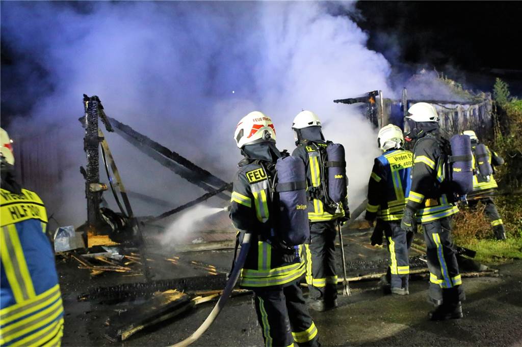 Feuer an der Tennishalle: Brandstiftung nicht ausgeschlossen Die Feuerwehr ist am Tennisplatz an der Ottensteiner Straße in Vreden im Einsatz.