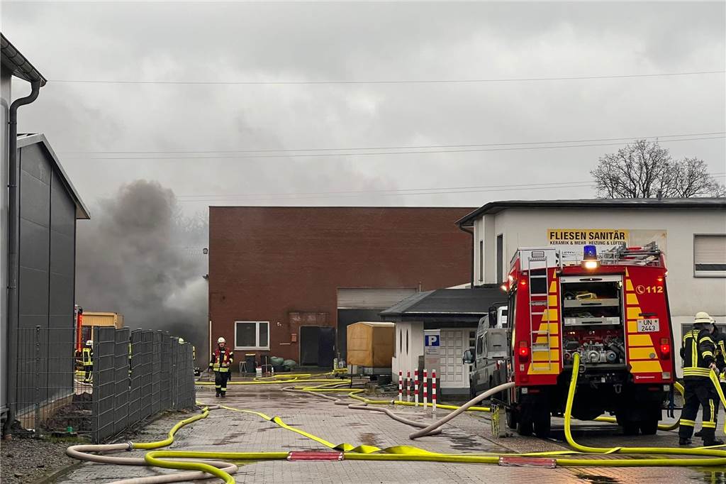 Lagerhalle im Industriegebiet stand in Flammen: Großeinsatz für Feuerwehr Die Feuerwehr ist im Industriegebiet Selm im Einsatz. Es brennt eine Lagerhalle.