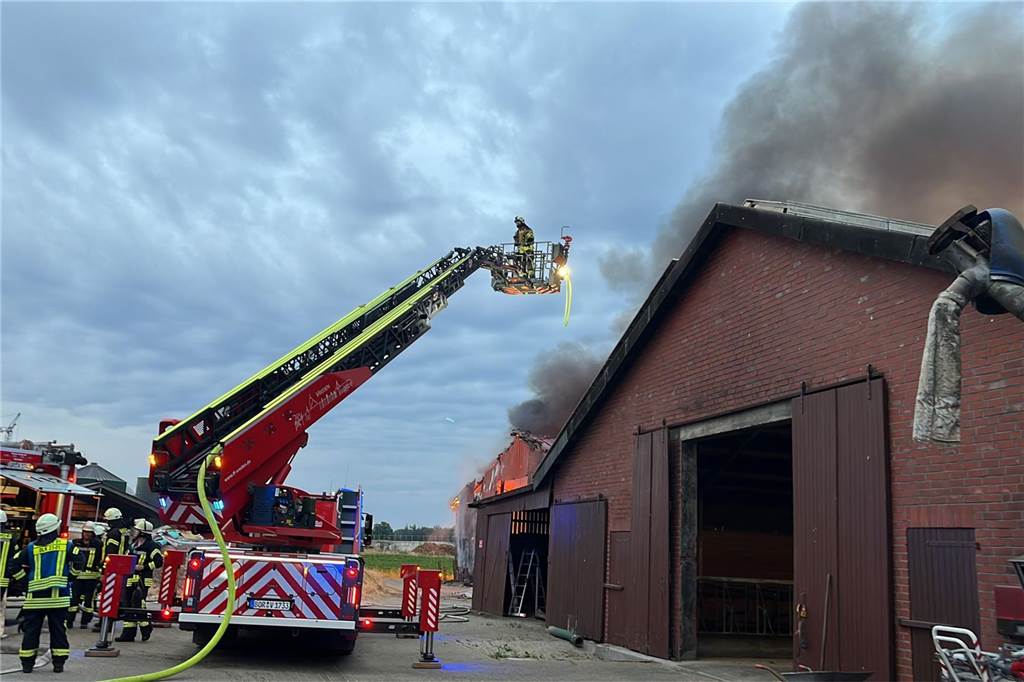 Halle in Crosewick komplett ausgebrannt: Großeinsatz für Vredener Feuerwehr Die Feuerwehr ist mehrere Stunden beim Brand in Crosewick im Einsatz.