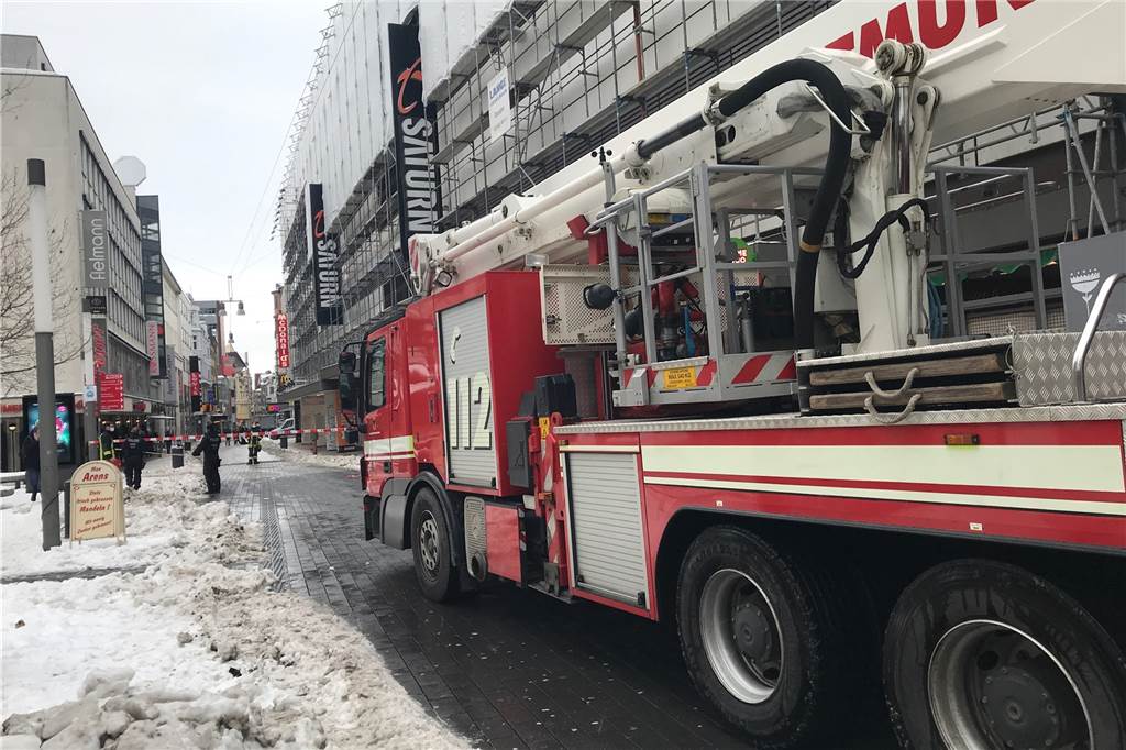 Die Feuerwehr ist sicherheitshalber mit einer großen Drehleiter angerückt, musste diese aber nicht aufbauen.