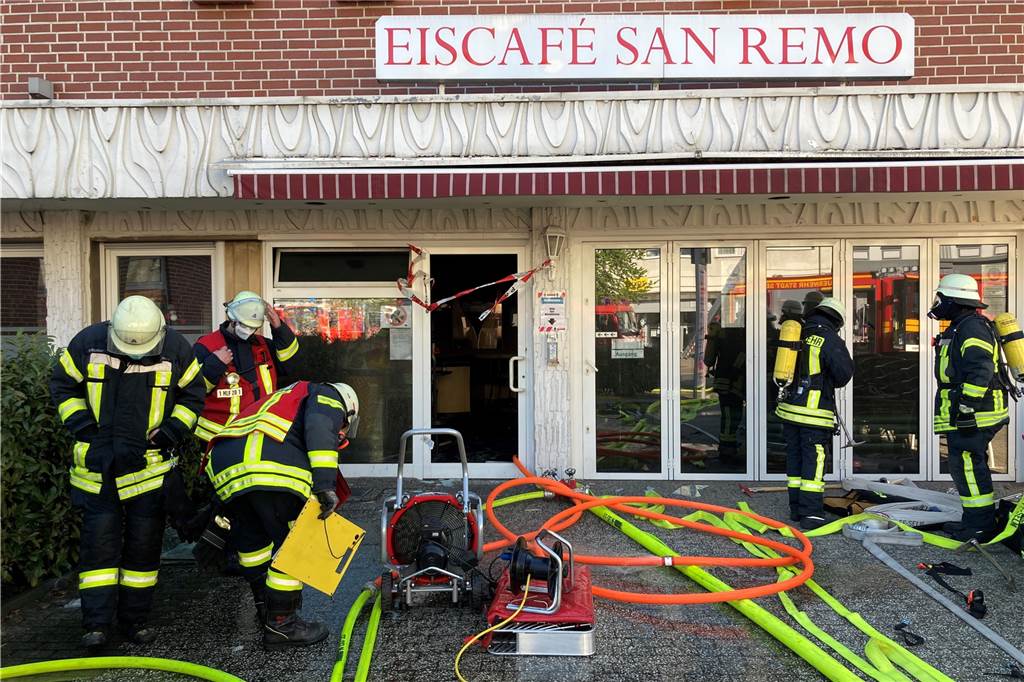 Nach dem Brand in der Selmer Eisdiele San Remo: Wie geht es weiter? Die Feuerwehr konnte das Gebäude nur unter Atemschutz betreten.