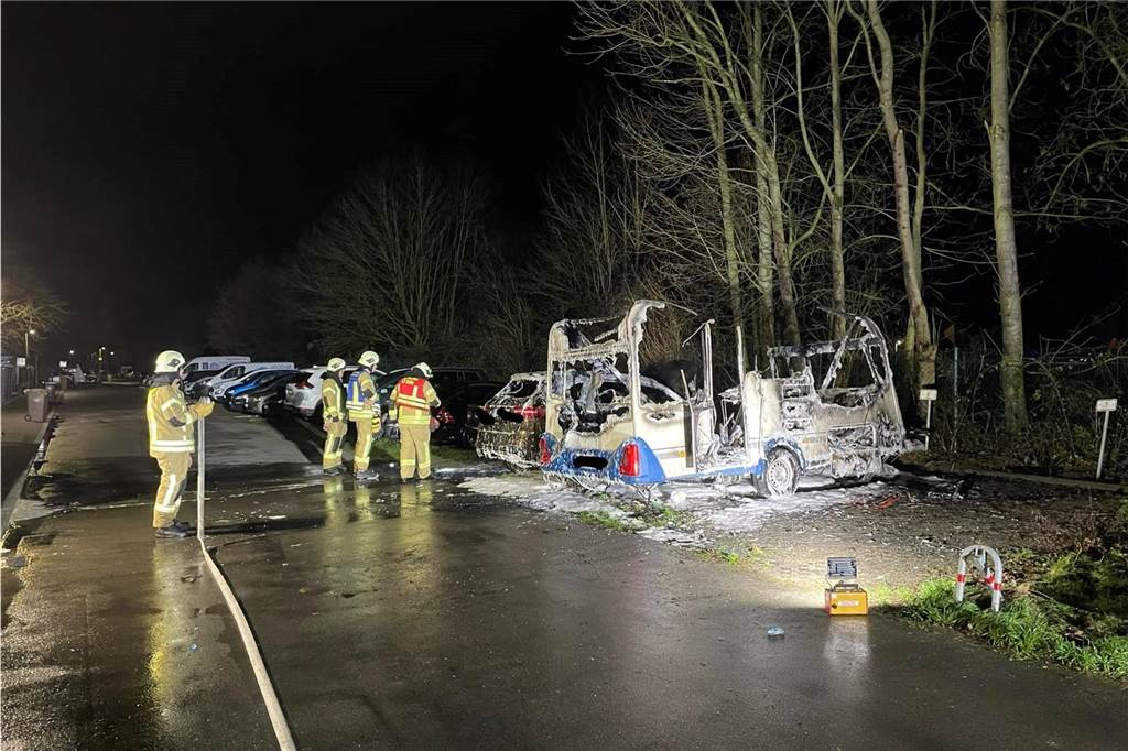 Feuerwehreinsatz in Erle: SUV und Wohnwagen in Flammen Die Feuerwehr konnte den Brand löschen - allerdings brannten beide Fahrzeuge komplett aus.
