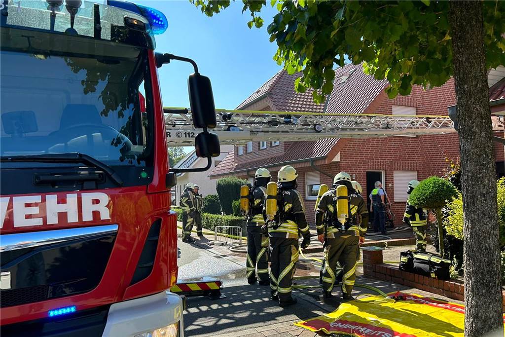 Gartenhütte in Wessum in Flammen: Wohnhäuser waren durch Feuer bedroht Die Feuerwehr konnte ein Übergreifen der Flammen auf zwei angrenzende Wohnhäuser verhindern.