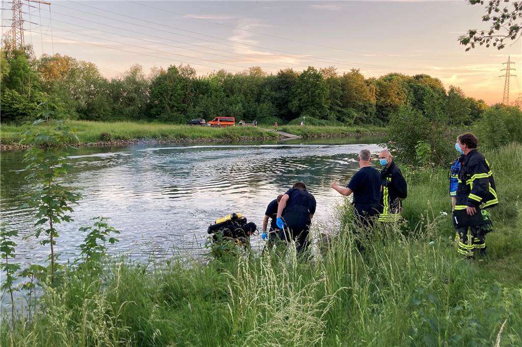20-jähriger Mann aus Lünen nach Badeunfall im Kanal gestorben Die Feuerwehr konnte einen vermissten Schwimmer am Mittwochabend aus dem Datteln-Hamm-Kanal bergen.