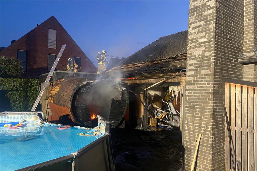 Fasssaune brennt: Feuer greift auf Wohnhaus über Die Feuerwehr konnte verhindern, dass sich aus der brennenden Sauna ein Vollbrand des angrenzenden Wohnhauses entwickelt.