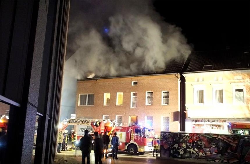 Dachstuhlbrand in Schwerter Eintrachtstraße Die Feuerwehr kontrolliert den Dachstuhlbrand in der Eintrachtstraße.