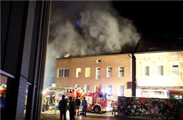 Die Feuerwehr kontrolliert den Dachstuhlbrand in der Eintrachtstraße.