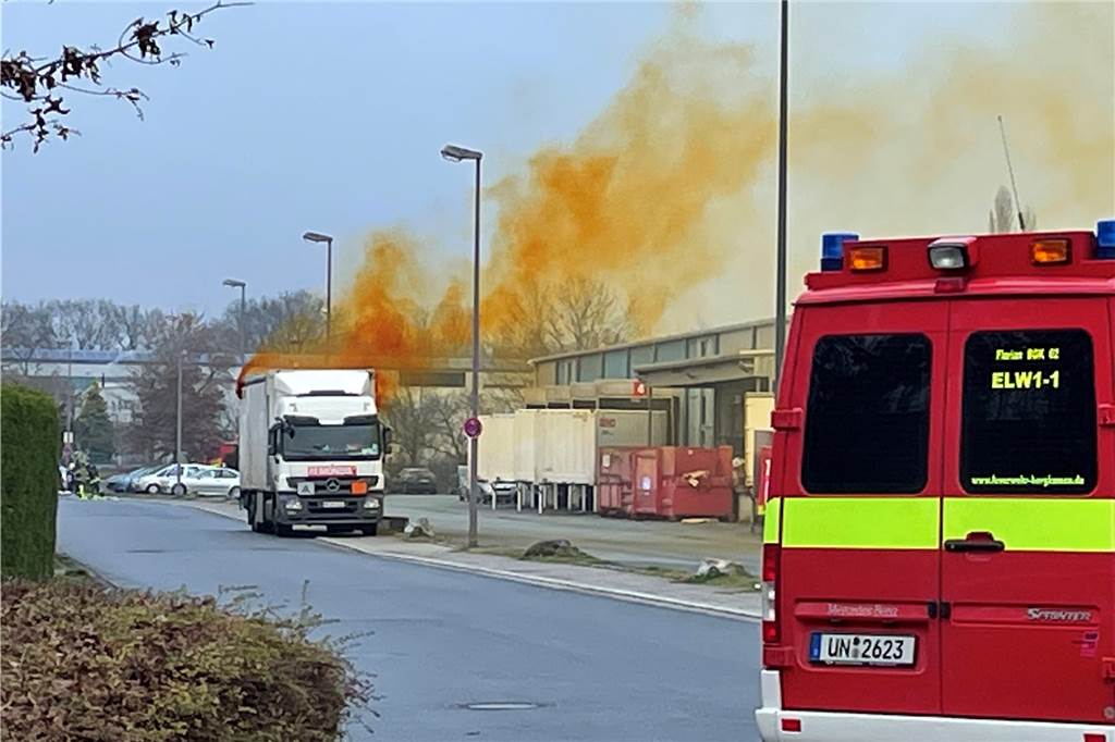 Gefahrgut-Unfall: Salpetersäure wabert über Bergkamener Gewerbegebiet Die Feuerwehr ließ die Salpetersäure über Stunden ausgasen.