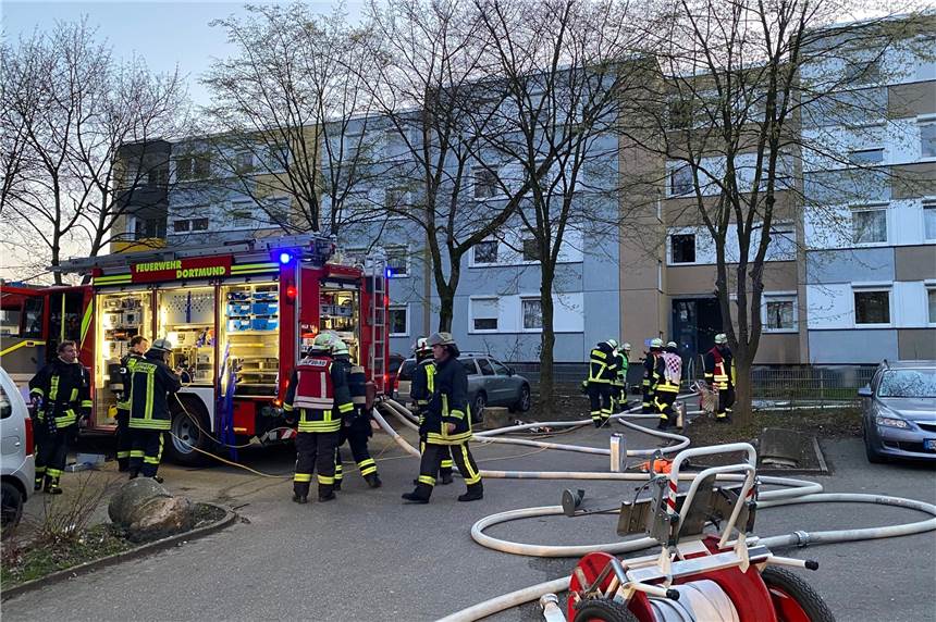 Feuerwehr löscht Kellerbrand am Gerlachweg in Westerfilde Die Feuerwehr löscht am Montagabend einen Kellerbrand in Westerfilde.