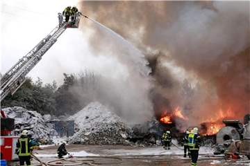Die Feuerwehr löscht den Großbrand auf dem Recyclinghof in Lensahn. Foto: Otto Kasch/okpress