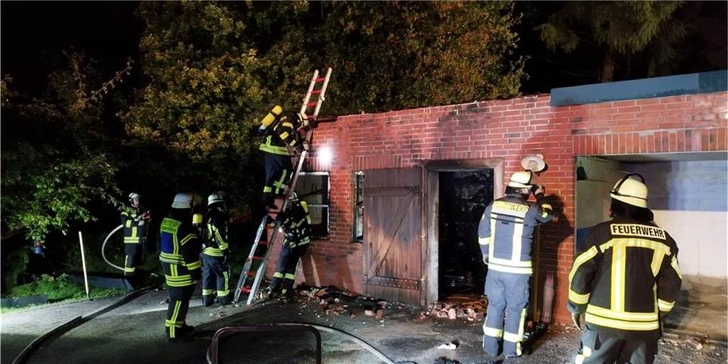 Bei Feuer in Ramsdorf schwerstverletzt – in Spezialklinik gebracht Die Feuerwehr löscht ein Hofgebäude in Holthausen. Beim Feuer zog sich eine Person schwere Brandverletzungen zu.