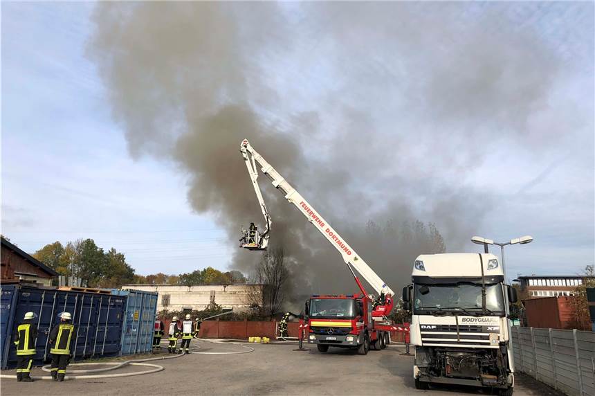 Brennende Autoteile vor Lagerhalle sorgten für dunkle Rauchwolken über Lindenhorst Die Feuerwehr löscht einen Brand an einer Lagerhalle in Lindenhorst.