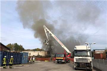 Die Feuerwehr löscht einen Brand an einer Lagerhalle in Lindenhorst.