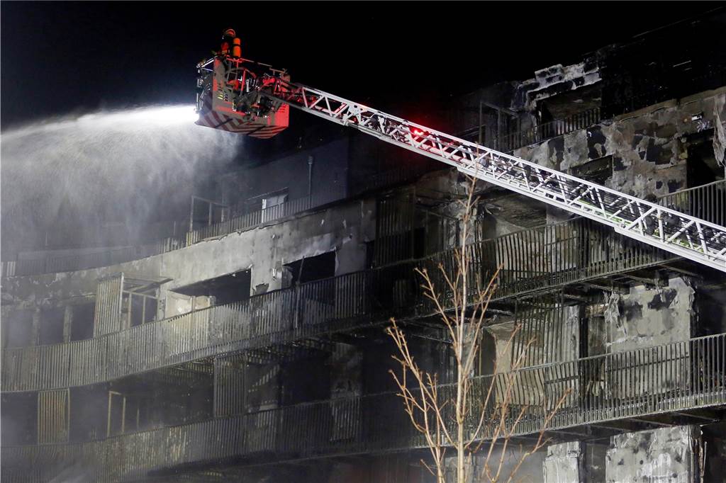 Die Feuerwehr löscht einen Wohnblock in Essen, der aus noch ungeklärter Ursache in Brand geraten war. 