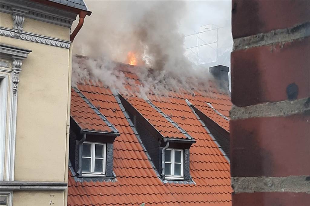 Dachstuhlbrand in der Altstadt: Drei Restaurants sind betroffen Rauchwolken und Flammen dringen aus dem Haus.