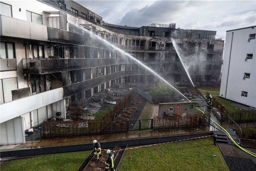 Die Feuerwehr löscht weiterhin einen ausgebrannten Wohnkomplex. Im Westviertel der Stadt stand seit dem frühen Montagmorgen ein ganzer Wohnblock in Flammen. Das Feuer war kurz nach Mitternacht in der Bargmannstraße ausgebrochen. Die Flammen breiteten sich schnell über mehrere Etagen aus.