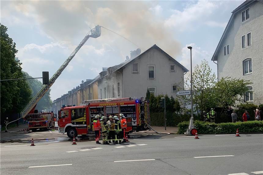 Großbrand in Wohnhaus hinter dem Bahnhof: Kreuzung am Donnerstag teilweise gesperrt Die Feuerwehr löschte die Flammen an dem Wohnhaus an der Ecke Fleitmannstraße/Holzener Weg.