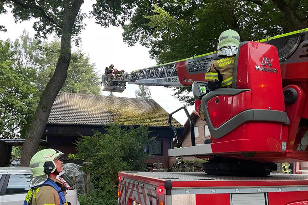 Dachstuhlbrand in Lavesum: Flammen und Rauch schlugen aus dem Haus Die Feuerwehr löschte einen Dachstuhlbrand in Lavesum an der Talstraße.