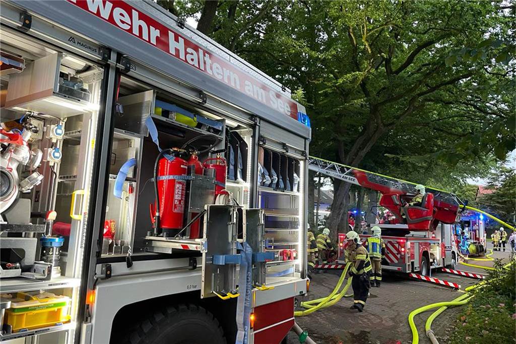 Die Feuerwehr löschte einen Dachstuhlbrand in Lavesum an der Talstraß