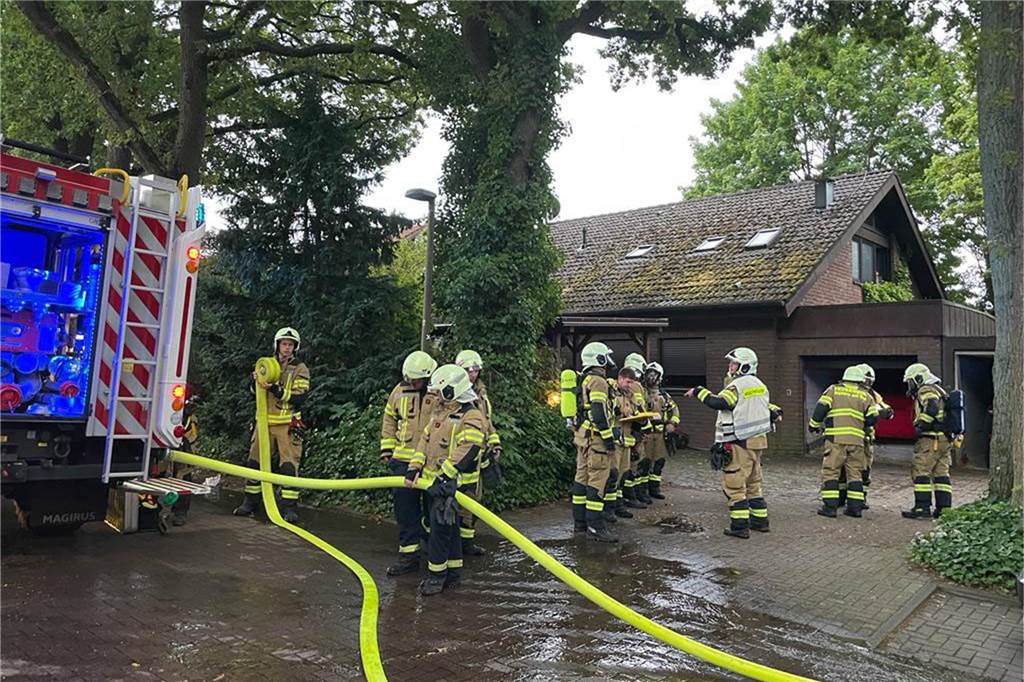 Die Feuerwehr löschte einen Dachstuhlbrand in Lavesum an der Talstraße.