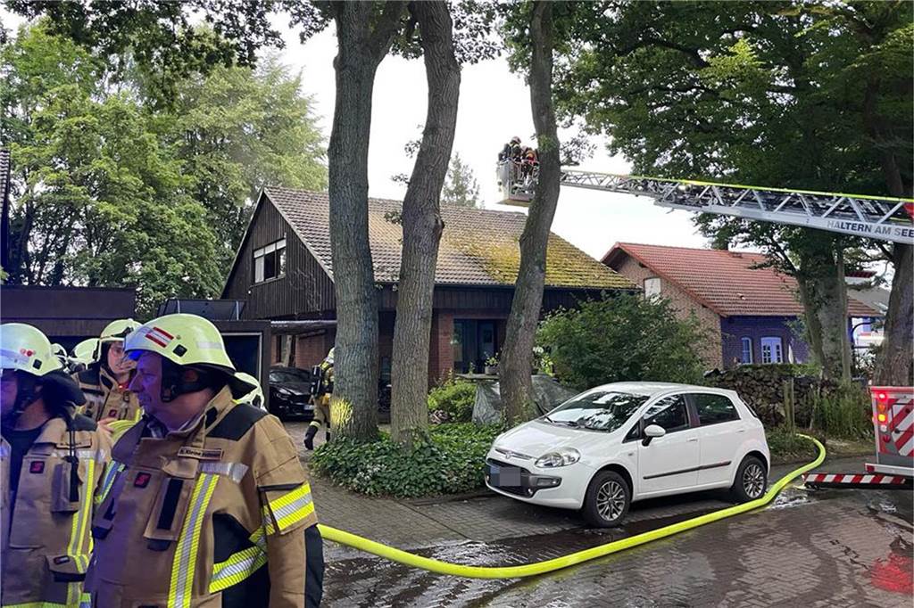 Die Feuerwehr löschte einen Dachstuhlbrand in Lavesum an der Talstraß