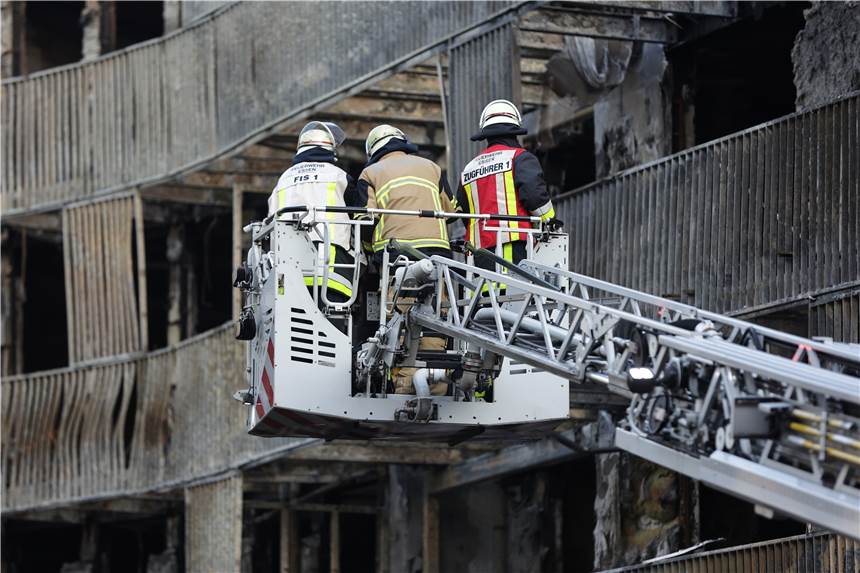Großbrand in Essen: Wie geht es nun weiter mit dem Wohnkomplex? Die Feuerwehr macht sich ein Bild von den Schäden an dem Wohnkomplex. Der bei einem Brand am Montag zerstörte Wohnkomplex in Essen war ein Neubau von 2015, der gemäß den Bauvorschriften mit Brandschutztüren gegen eine schnelle Verbreitung eines Feuers ausgestattet war.