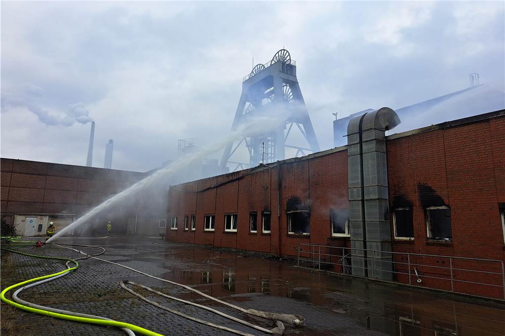 Großbrand auf AV 3/7: Bürogebäude brennt Die Feuerwehr Marl greift den Brand in der alten Grubenwarte mit Löschwasser von außen an.