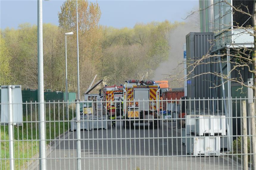 Batterien auf LKW gerieten in Brand Die Feuerwehr musste am Donnerstagmorgen zur Firma Remondis QR ausrücken.