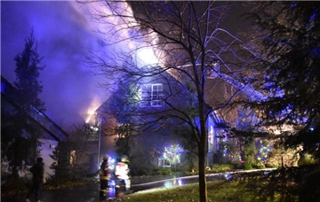 Die Feuerwehr musste am Montagmorgen einen Brand in Schnee löschen. 