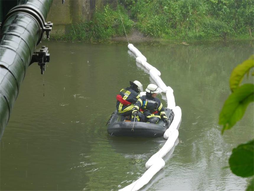 Öl auf der Werner Lippe - Schäden durch Starkregen Die Feuerwehr musste am Montagvormittag zu einem Einsatz an der Fischhofbrücke ausrücken. Dort hatte ein Passant Öl auf der Wasseroberlfäche entdeckt.