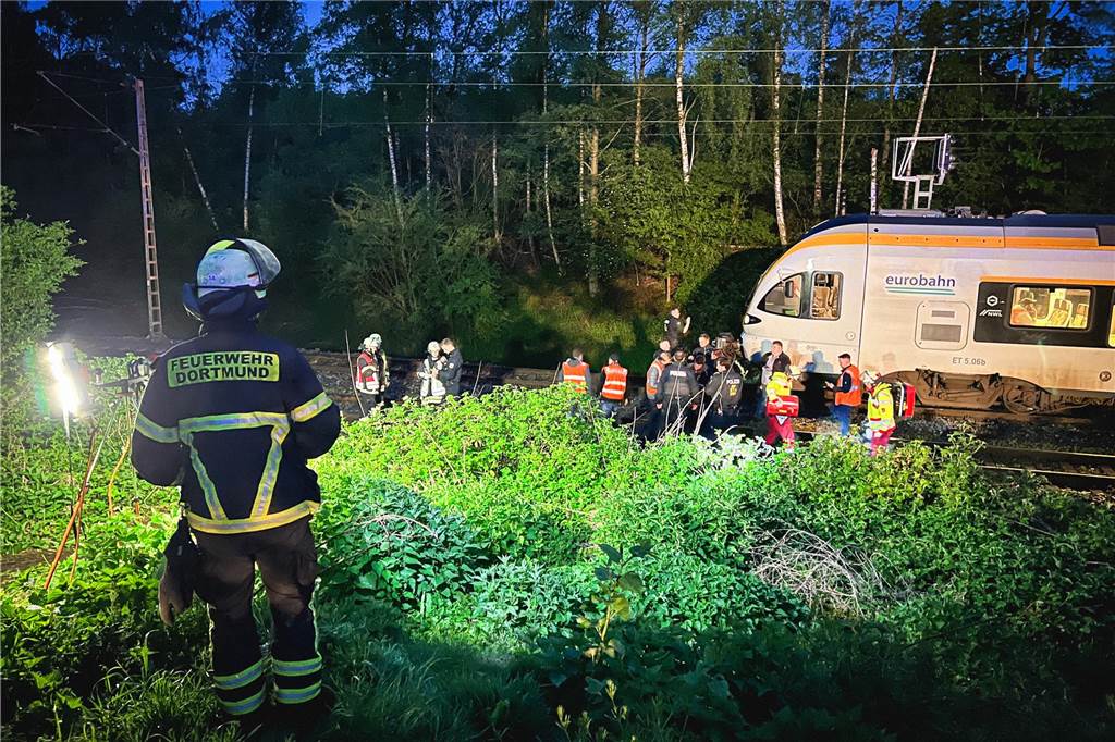 Jörg und Nico strandeten nach BVB-Spiel in kaputtem Zug Die Feuerwehr musste am Sonntagabend die Passagiere in einem stehengebliebenen Zug betreuen