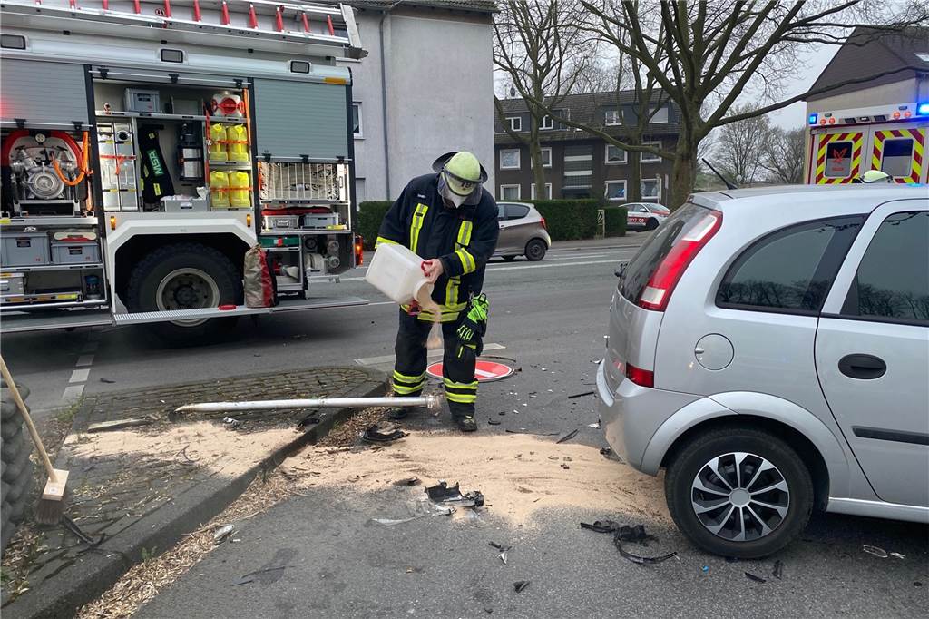 Die Feuerwehr musste ausgelaufenes Öl beseitigen.
