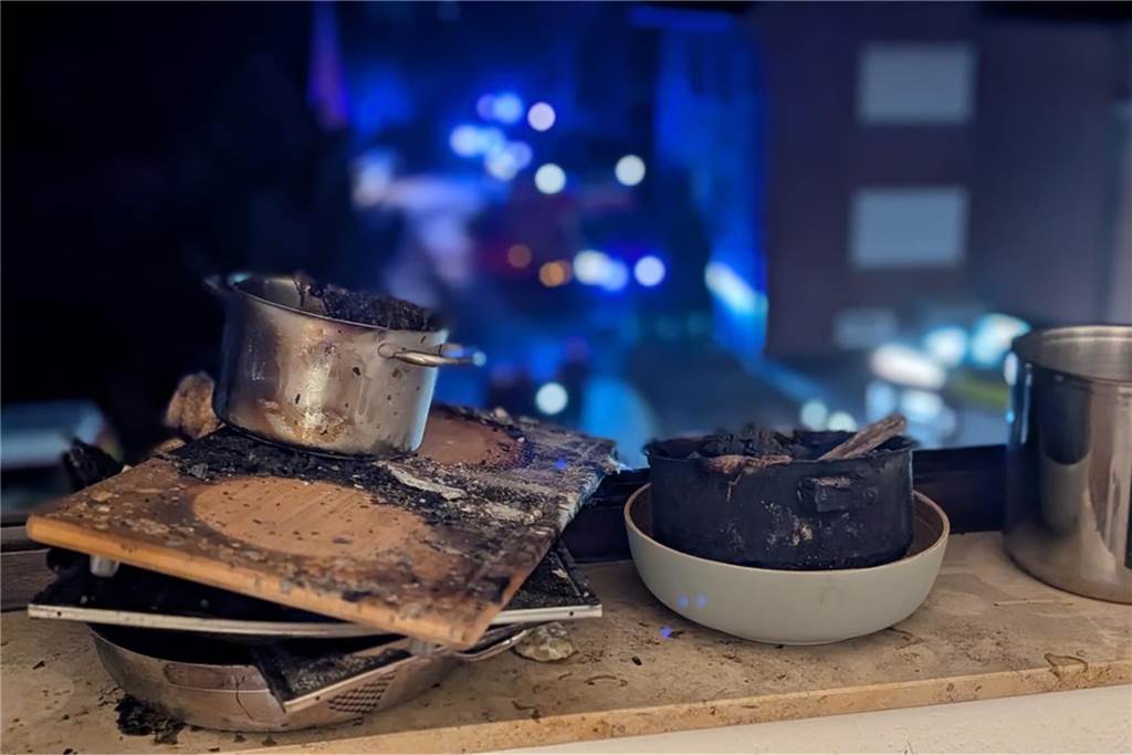 Küchenbrand in Stockum: Feuerwehr zu Einsatz im Dachgeschoss gerufen Verbranntes Geschirr, das die Feuerwehr in Stockum sicherstellen konnte
