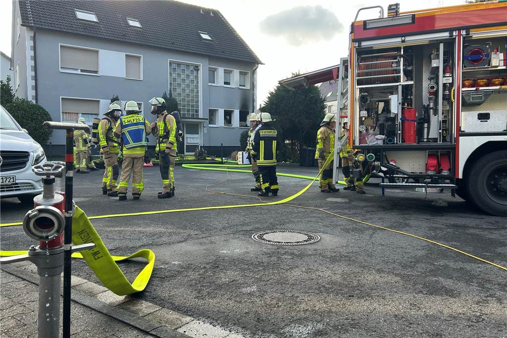 Küche in Mehrfamilienhaus in Brambauer hat gebrannt: Mehrere Löschzüge der Feuerwehr vor Ort Feuerwehreinsatz