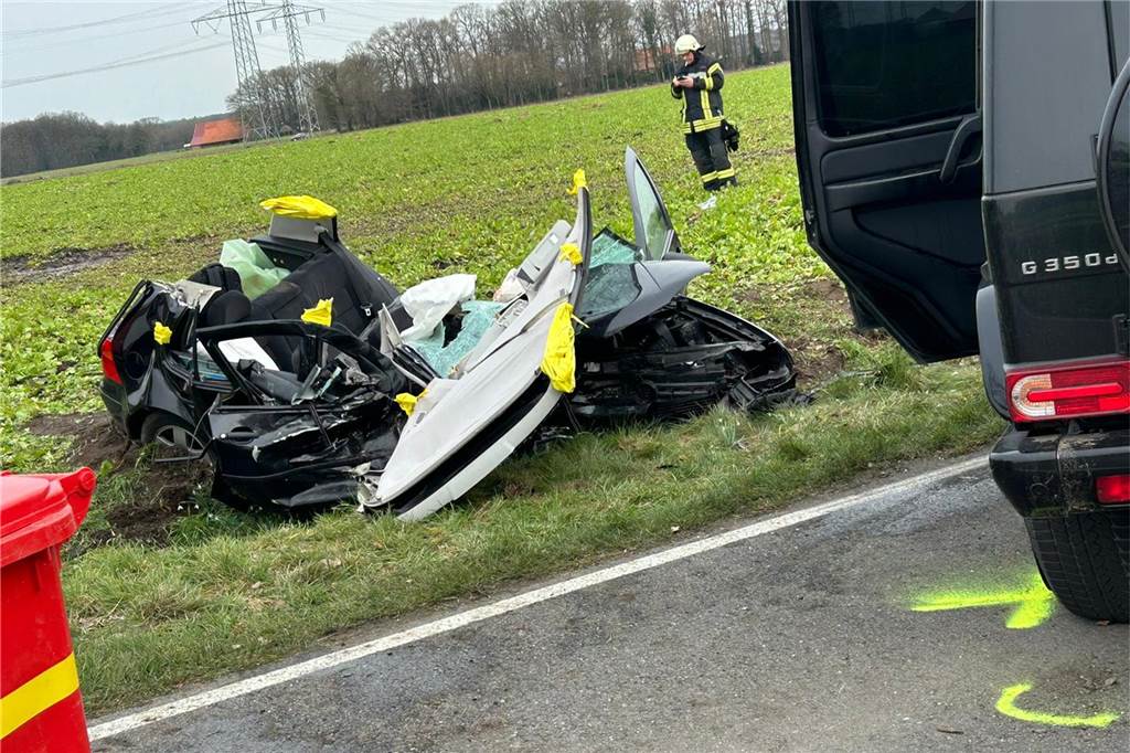 Das Unfallwrack im Straßengraben