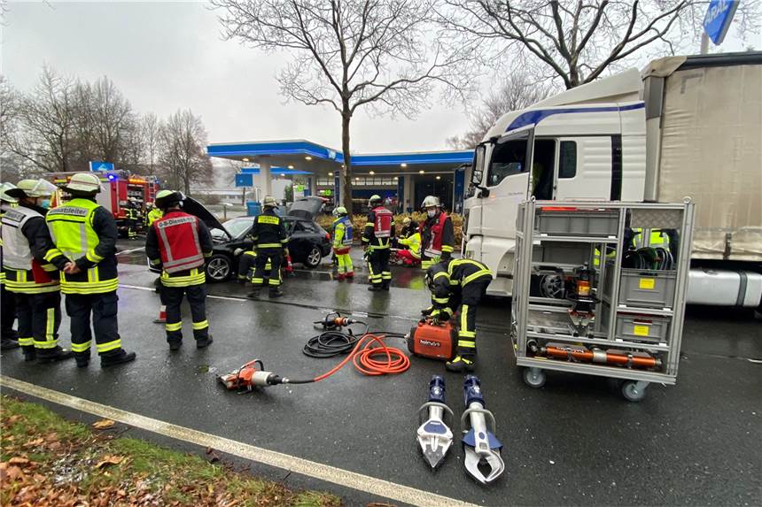 Lkw schiebt Auto auf der B1 vor sich her: Polizei erklärt Unfallhergang Die Feuerwehr musste die eingeklemmte Fahrerin aus dem schwarzen Auto befreien.