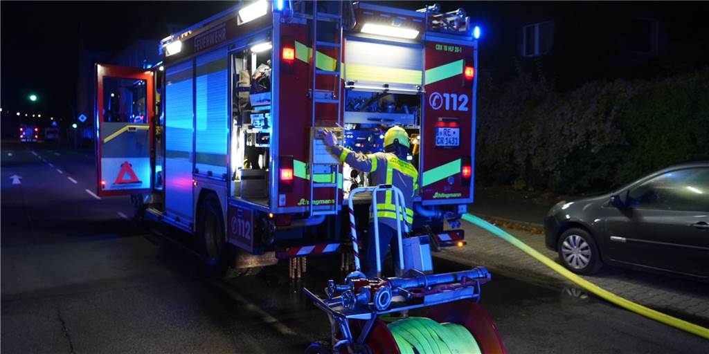 Brand an der B235: War Feuerteufel wieder in Castrop-Rauxel unterwegs? Ein Feuerwehrauto steht auf einer Straße in Castrop-Rauxel. Es ist dunkel.