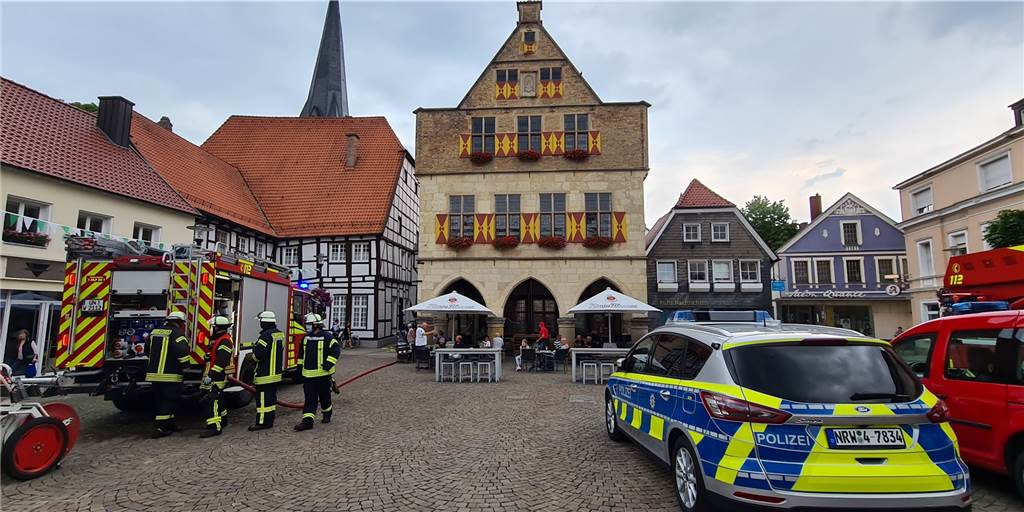 Altes Rathaus in Werne: Brandschutz-Problem könnte sich auf kuriose Weise lösen Die Feuerwehr steht auf dem Marktplatz vor dem Alten Rathaus in Werne.