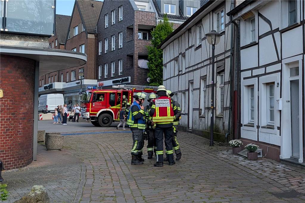 Feuerwehr rückt zur Maikirmes aus: Gasgeruch aus Einfamilienhaus Feuerwehrleute bei einem Einsatz in Werne