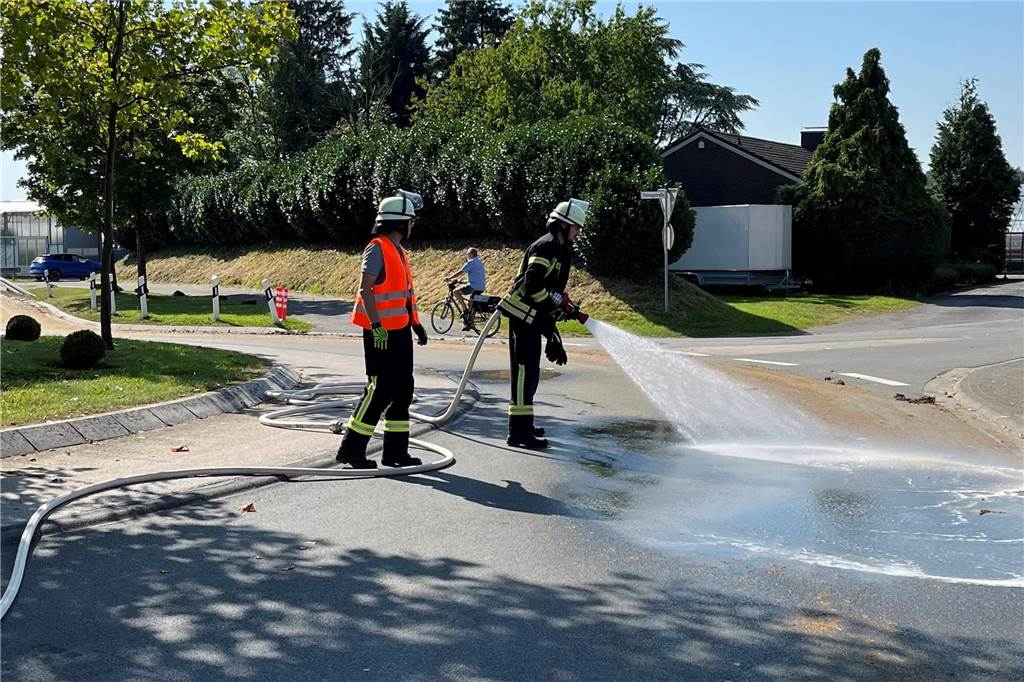 Landwirt verliert Gülle - Einsatz für Feuerwehr Nordkirchen: Straße einseitig gesperrt Die Feuerwehr Nordkirchen spülte die Straße mit Wasser ab.