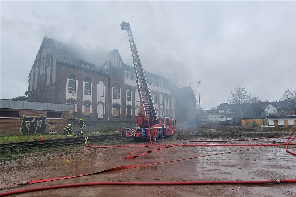 Ehemalige Hauptschule steht in Flammen: Großeinsatz der Feuerwehr Die Feuerwehr Oberhausen bekämpft einen Brand an einer ehemaligen Schule.
