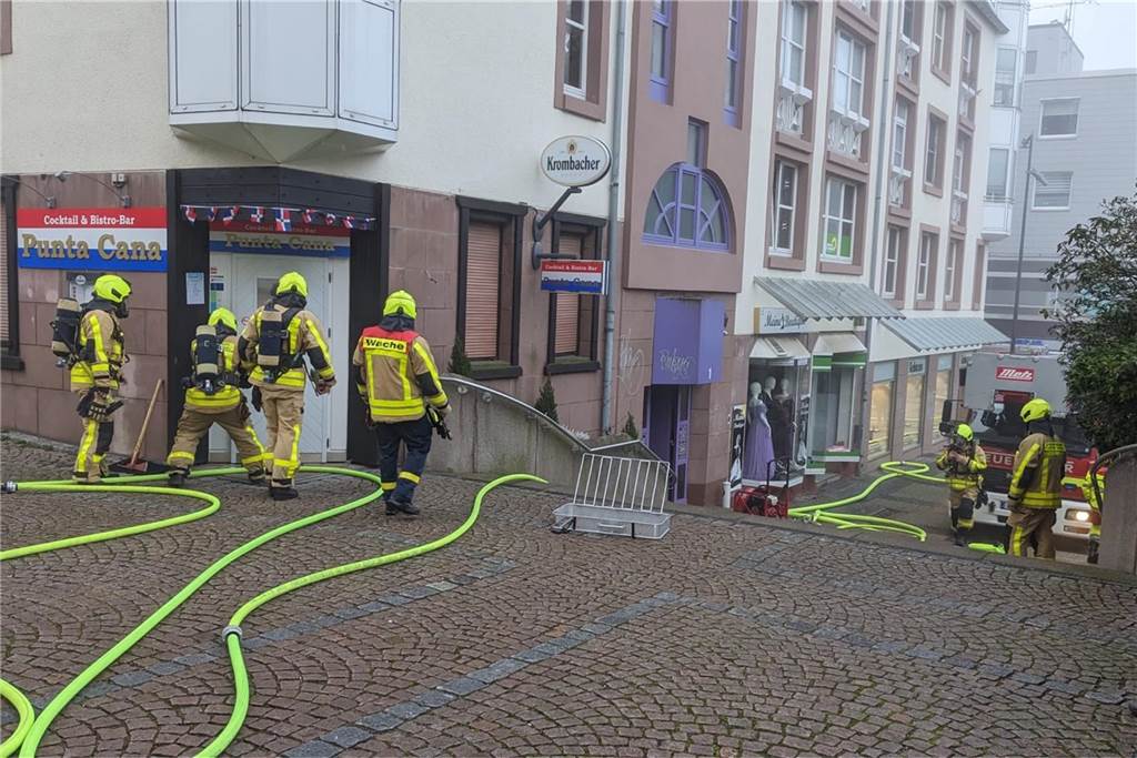 Altstadt-Kneipe in Castrop ausgebrannt: Feuerwehr musste brennende Theke löschen Die Feuerwehr löschte einen Brand in der Bar Punta Cana am Lambertusplatz