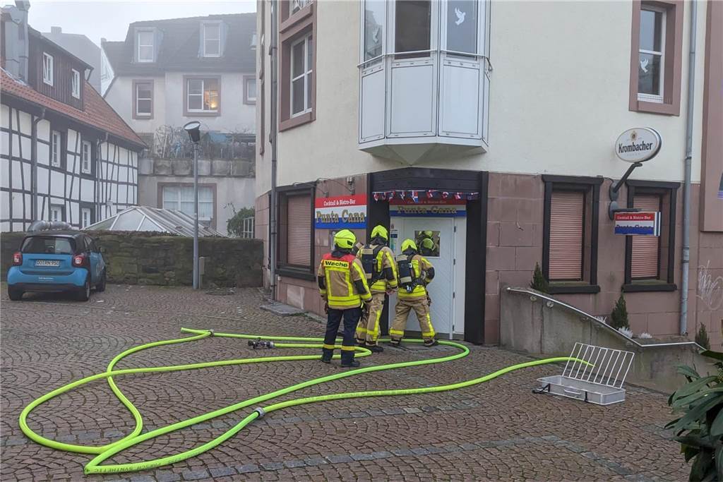 Die Feuerwehr öffnete die Tür zur Gaststätte und ging dann gegen den Brand im Innern vor.