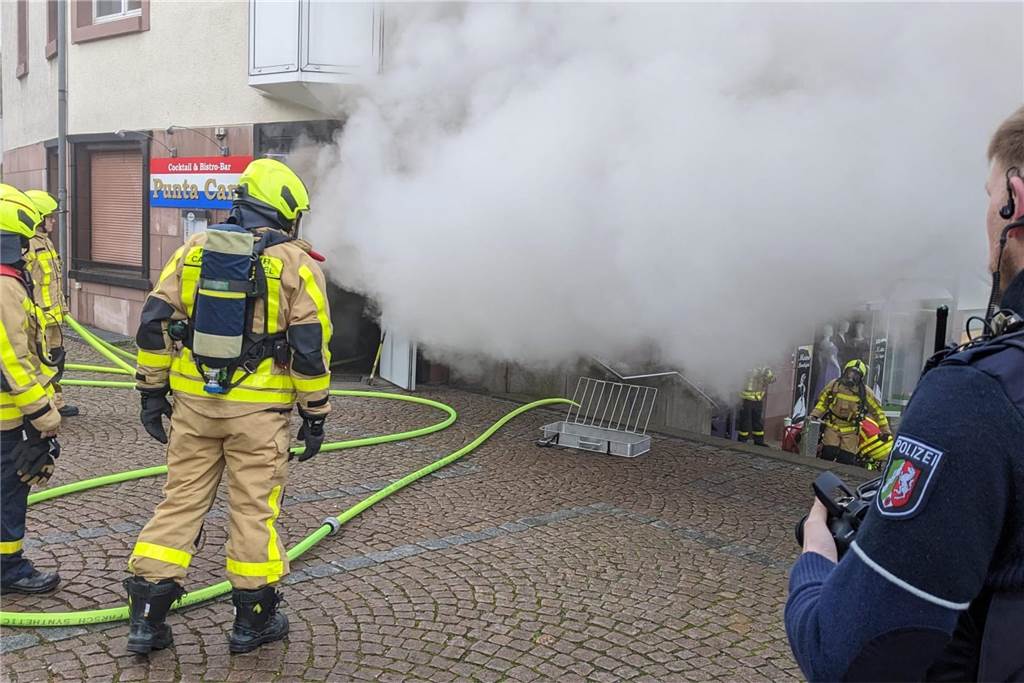 Die Feuerwehr öffnete die Tür zur Gaststätte und ging dann gegen den Brand im Innern vor.