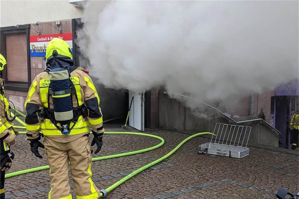 Die Feuerwehr öffnete die Tür zur Gaststätte und ging dann gegen den Brand im Innern vor.